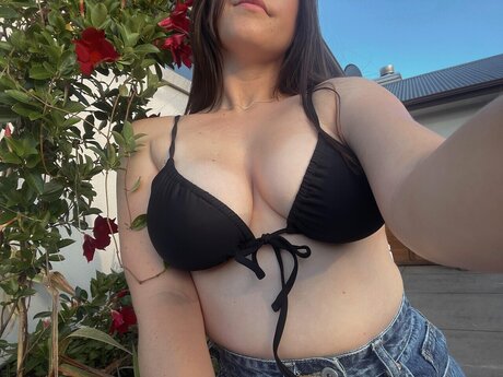 Bella Treatz pretty pornstar picture