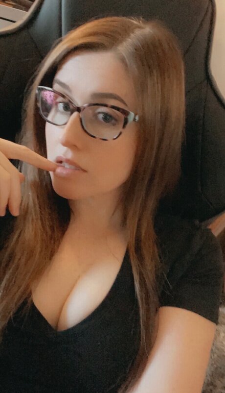 JLyn hot actress image