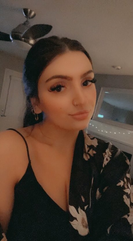 rockinrach beautiful model image