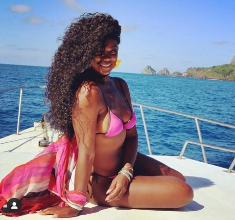 Cris Vianna model art gallery