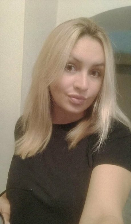 anna bellla model top images