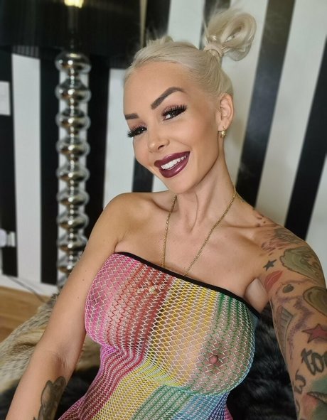 blondiebombxxx naked actress photos