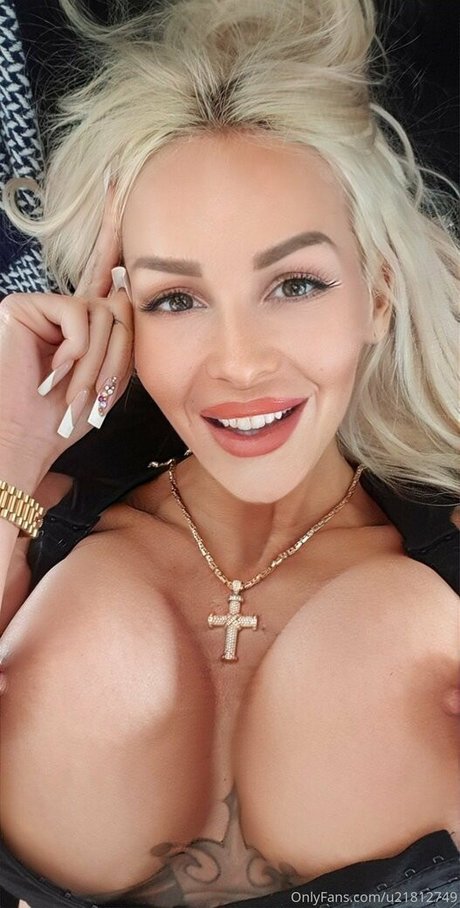 blondiebombxxx model art pics