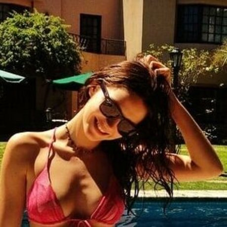 Ella Hunt sexy actress photo