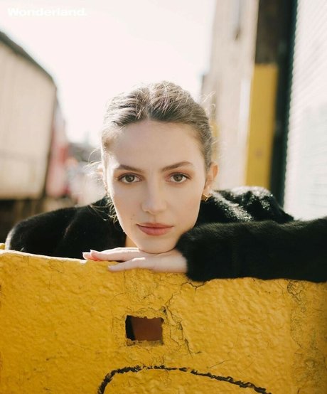 Ella Hunt xxx pornstar image