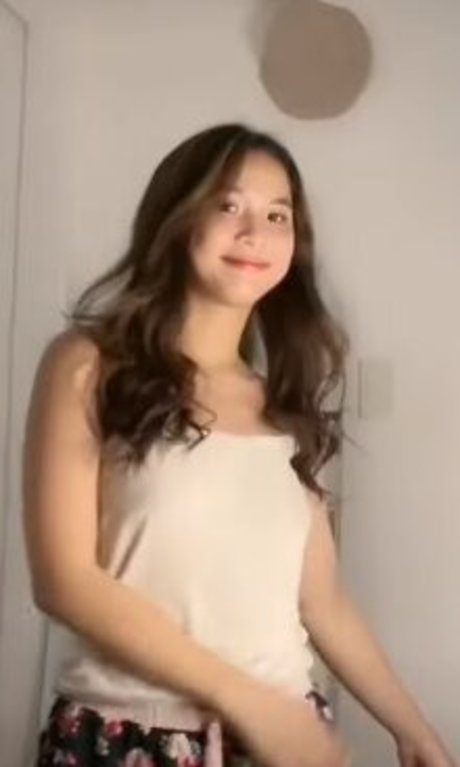 Carizassy Vlogs model beautiful pic