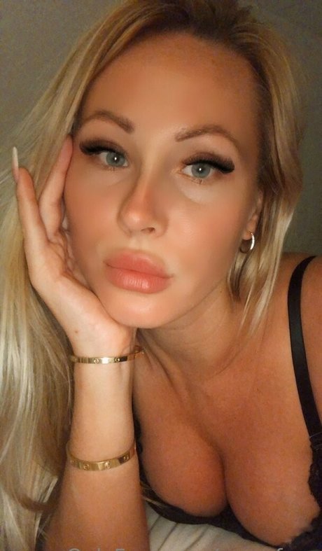 roxyyfoxx nude model photo