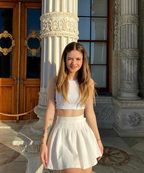 Melike Saygin star top pic