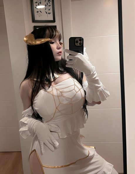 Shini Waifu naked model pictures