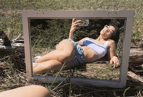 Mikah Tia pornstar top pic