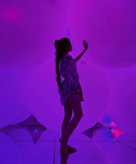 Wanderlustss model naked img