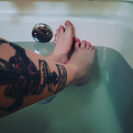 Hannah Belle erotic model photos