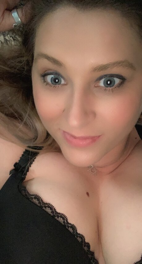 A Smitty exclusive actress picture