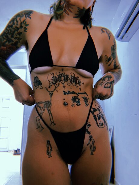 VaporWaveBabe model hot pic