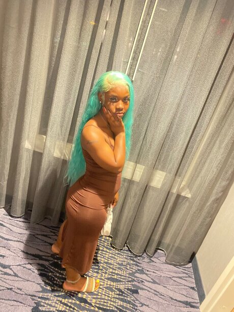 nesh naked model img