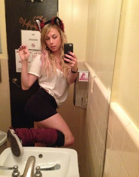 Iliza Shlesinger model nude photo