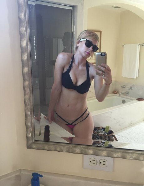 Iliza Shlesinger model hd photo