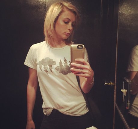 Iliza Shlesinger naked star pic