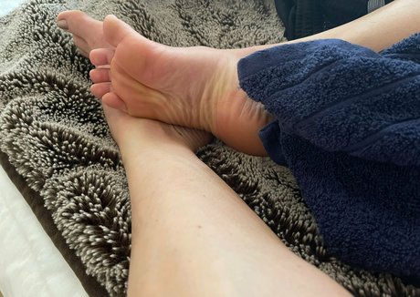 legsfeetrepeat beautiful actress image