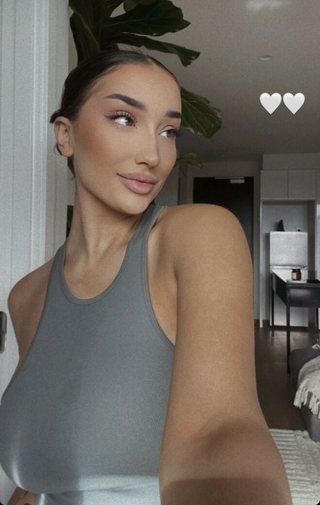 Carla Dior hd actress pics