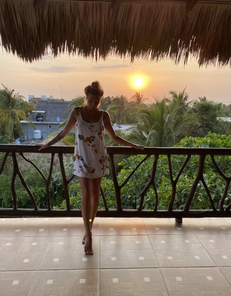 FinishNice517 naked model archive