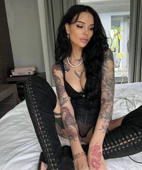 Crazycouple model nude pic