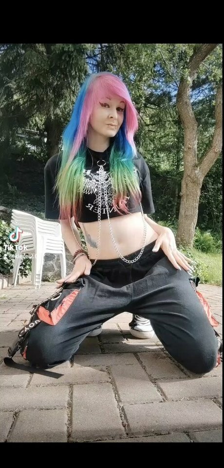 Kieseldesverderbens nude model pics