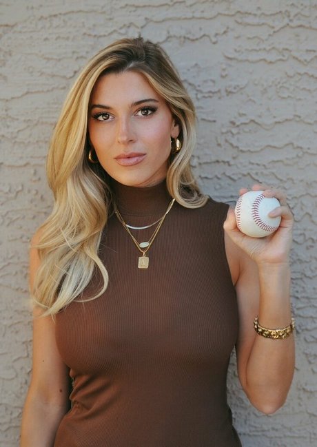 Taylor Mathis nude actress gallery