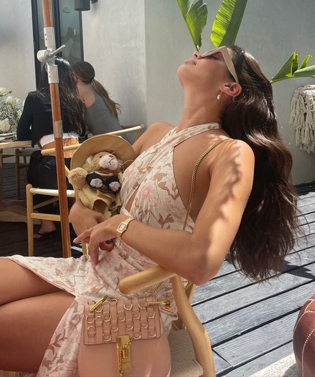 sarasampaio art model pic