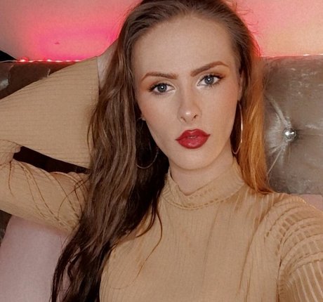 Nikki Harper sexy star photo