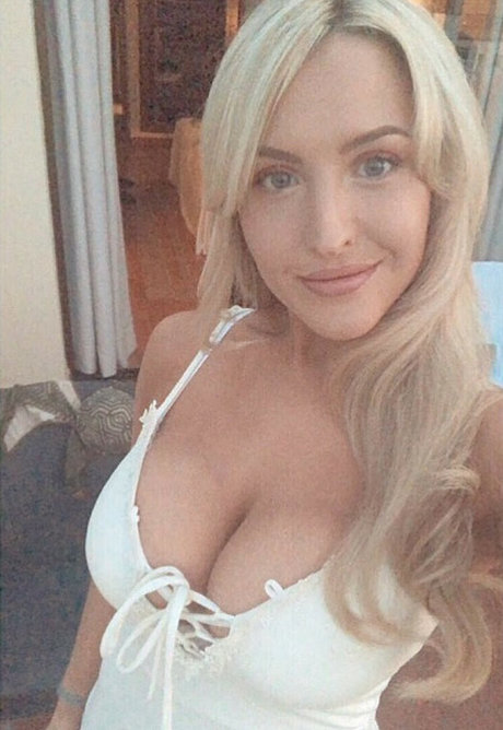 female influencer onlyfans hot sex pic