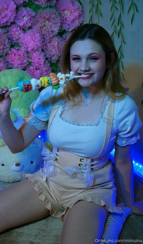 Miinuinu xxx model image