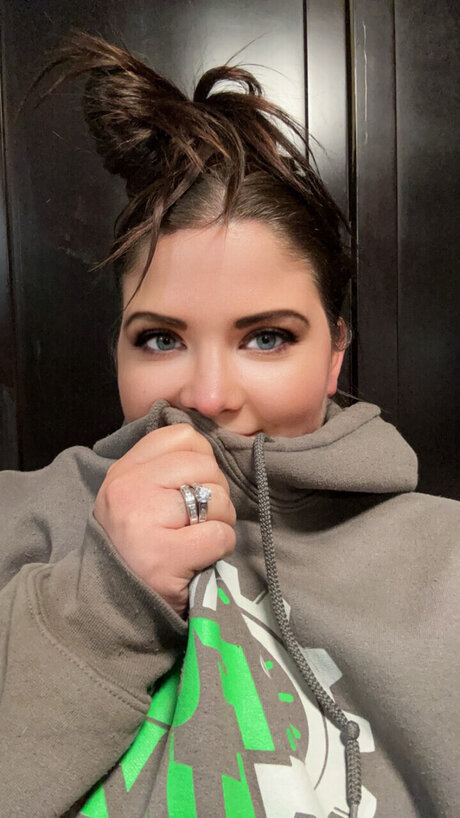 Shymomof3VIP free pornstar photo