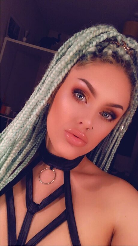 Zariah nude model pictures