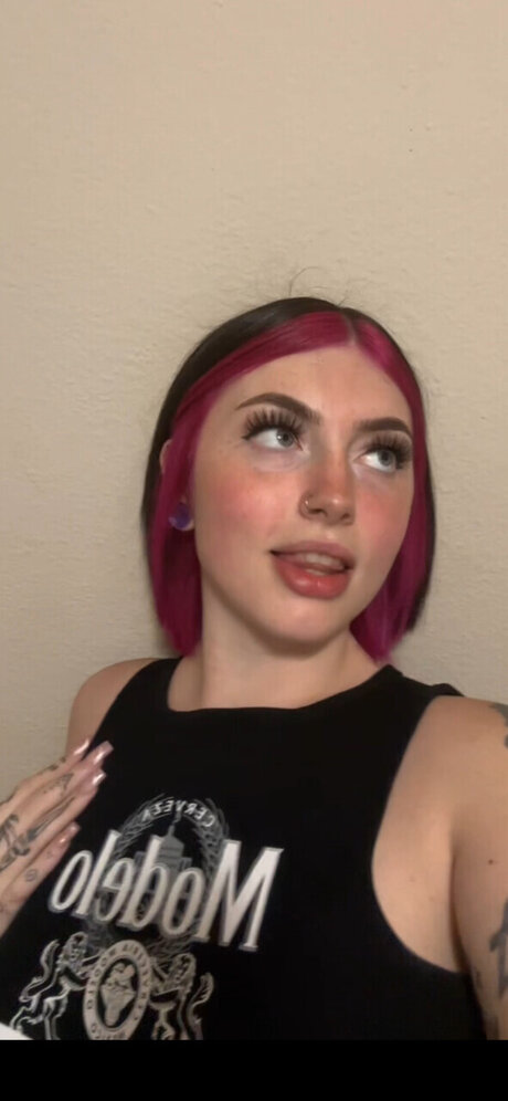 Riah_ model top image