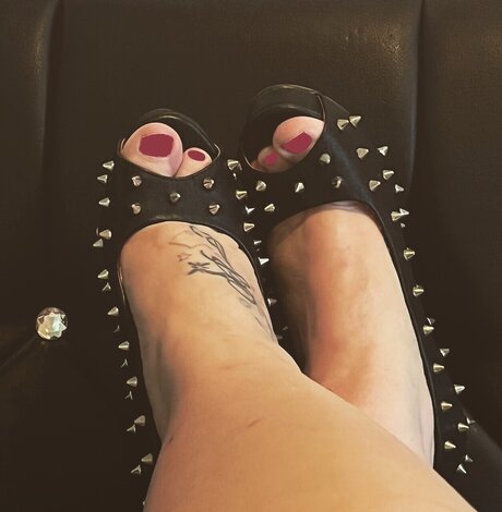 Tattooedtootsies4U pornstar top picture