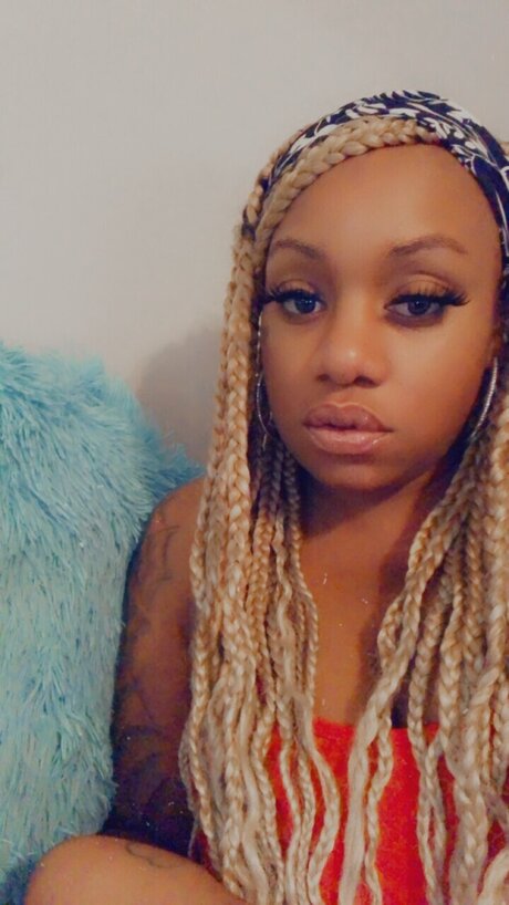 CaramelWaterfallz nudes model picture