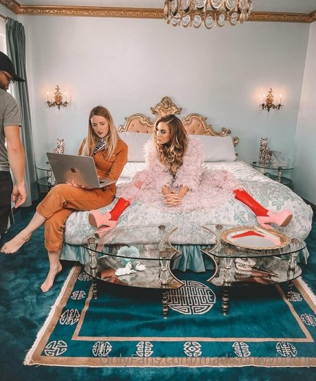 lucy love98 model adult pic