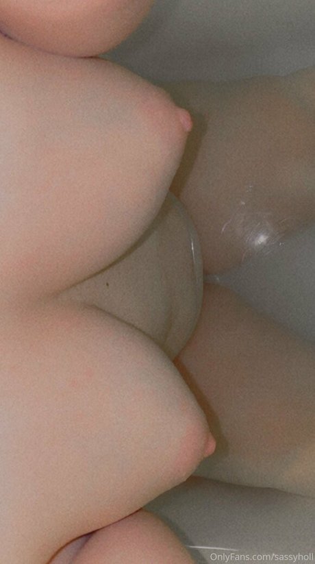 sassyholly hot pornstar img