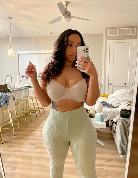 robynbanks nudes actress pics