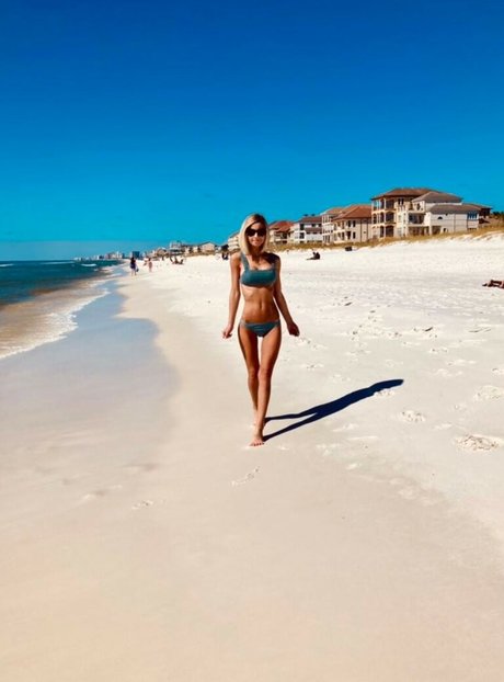 Bella Thore model free photos