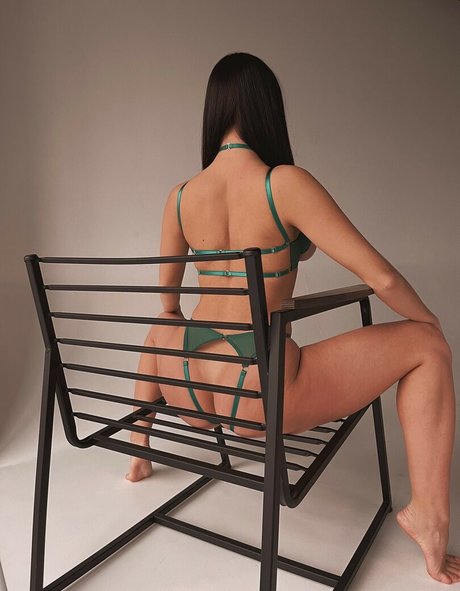 kari pon naked pornstar img