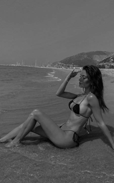 Paula Polonio naked model image