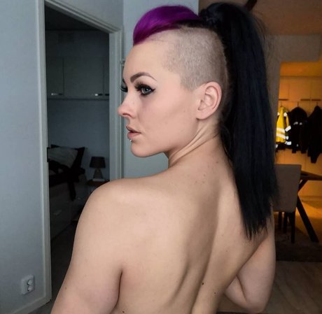 VMissyB nude model pic