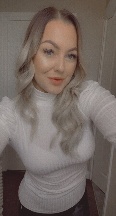 NicholaXOX naked actress img