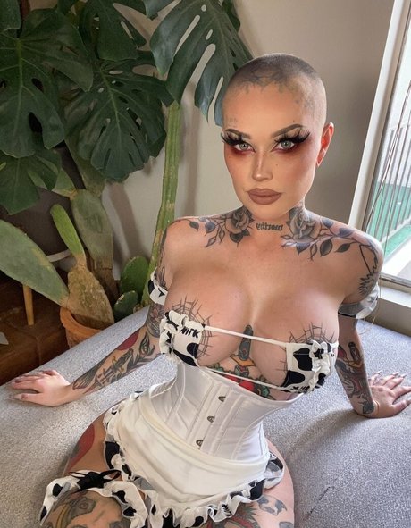 Embodoe nude star archive