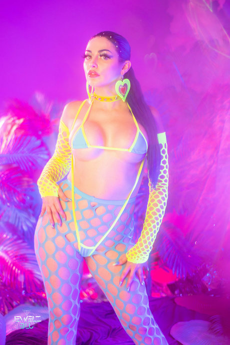 jewelzblu model perfect picture