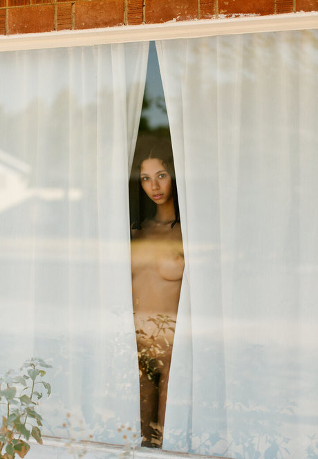 Maia Serena hot actress img