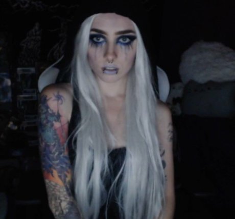 LadySurvival model nude gallery