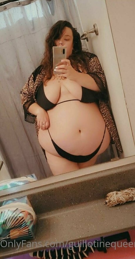 guillotinequeen2 model beautiful photo